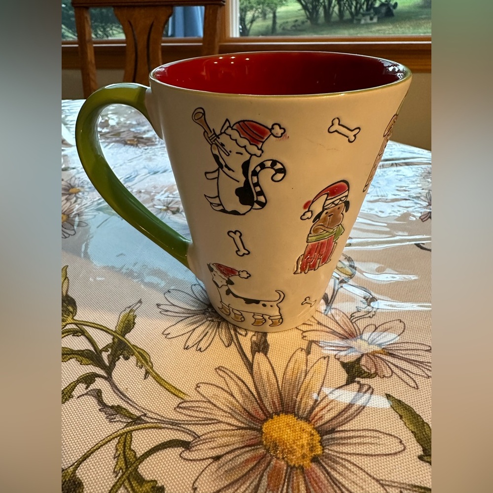 Holiday stoneware coffee mug with cute Cats & Dogs in excellent condition